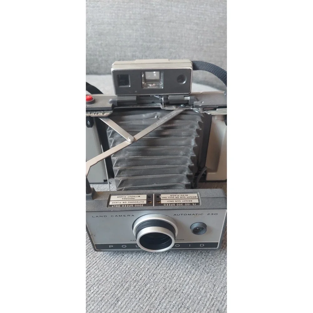 Polaroid Automatic 230 Land Camera Kit w/ Case, Flash, Bulbs & Manual